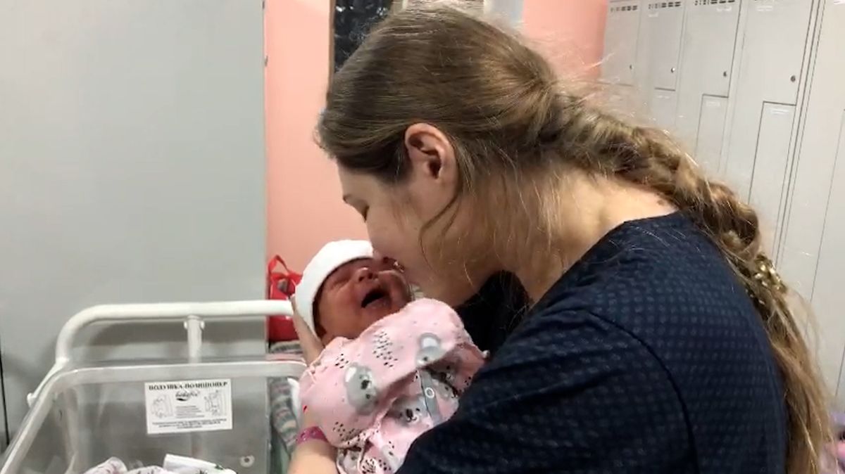 Střípky štěstí ve válečném zmaru: novorozenci v Kyjevě tráví první hodiny života ve sklepě
